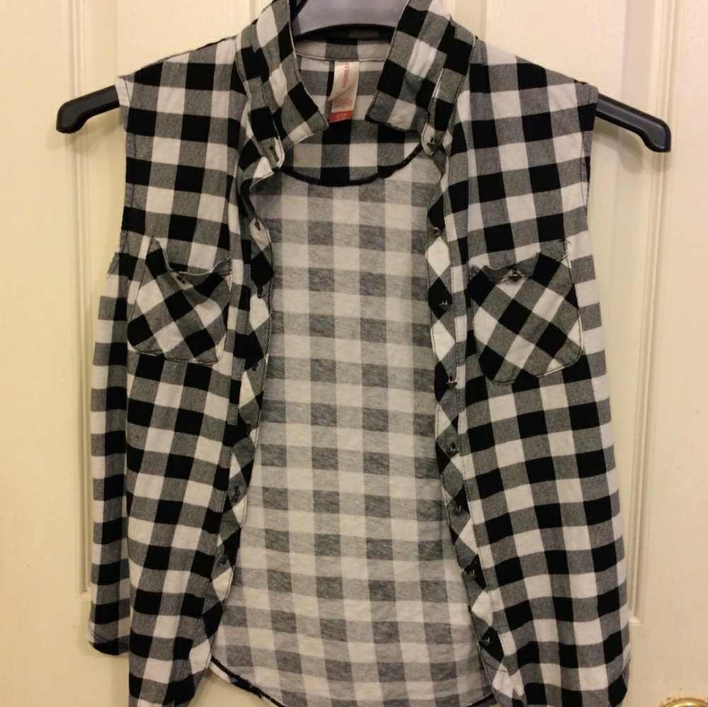 No Boundaries spunky blk & wh plaid tank